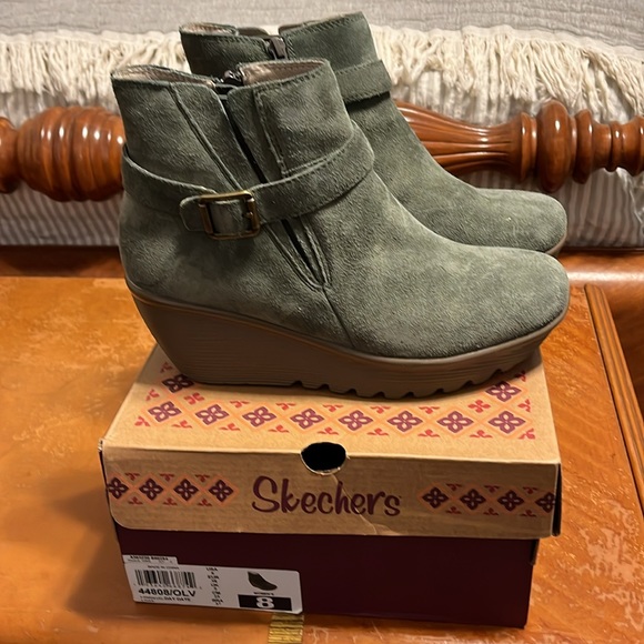 Skechers Parallel Day Date Olive Suede Wedge Boots Size 8 - Picture 2 of 4